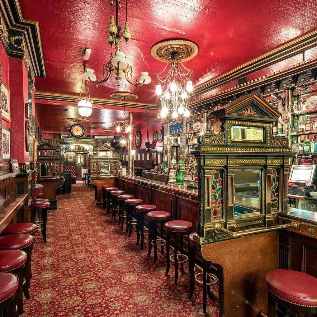 <p>© <a href="https://www.instagram.com/p/BxAqX5rnGDC/">The Long Hall Pub (@thelonghalldublin) </a></p>