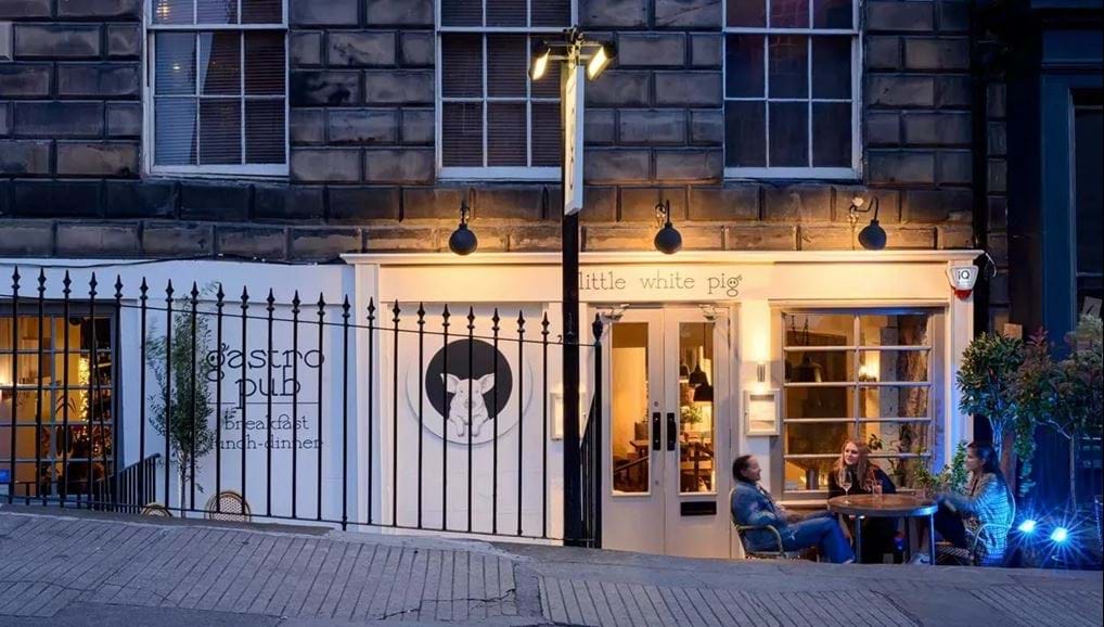 <p>© Little White Pig</p>