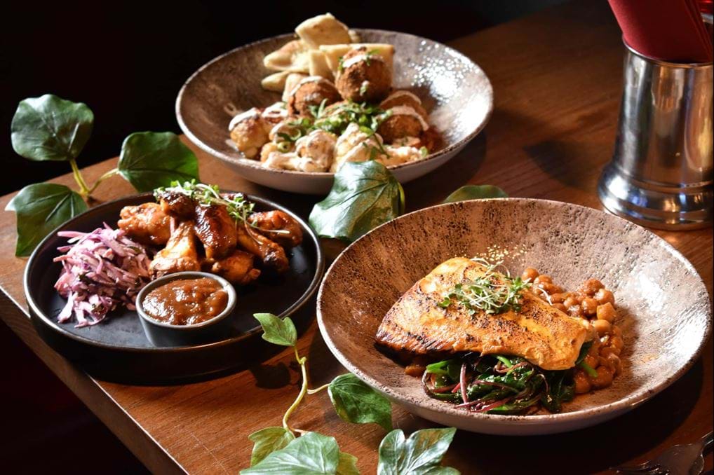 <p id="isPasted">© The Queens Arms, Frederick Street</p>