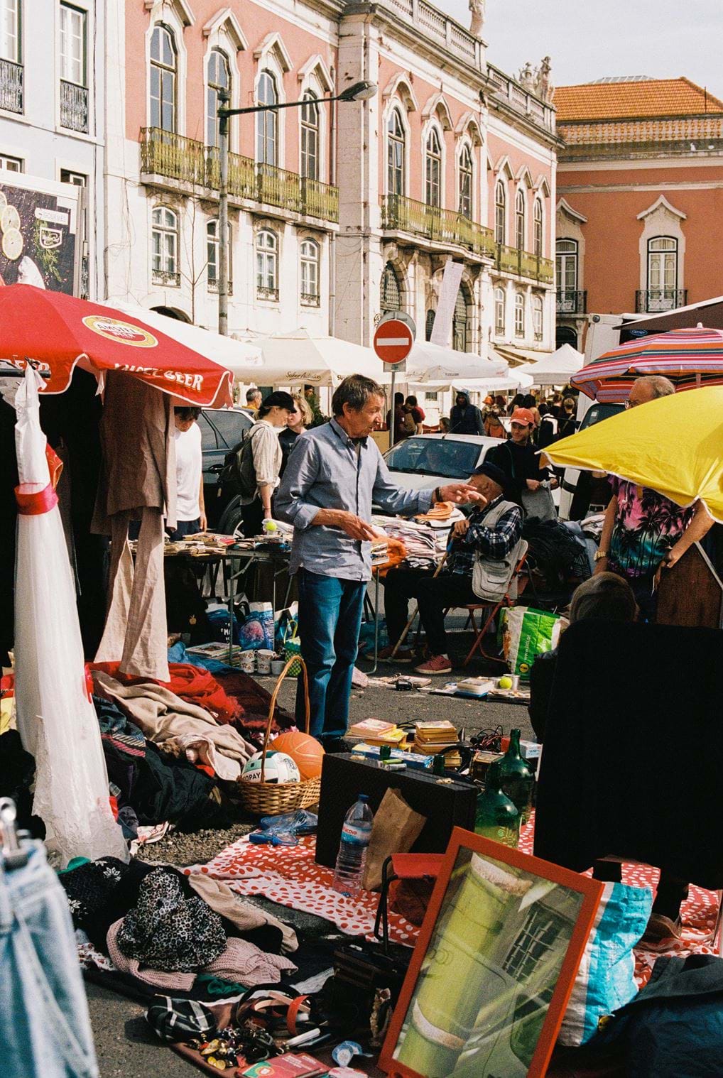 <p id="isPasted">Feira da Ladra. &copy;&nbsp;<a href="https://www.instagram.com/luisaismynamefilm/" id="isPasted">Lu&iacute;sa Bravo</a></p>