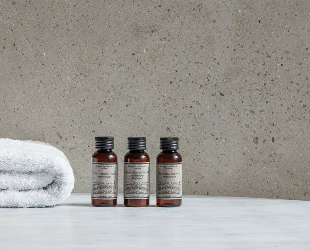 <p>Kinsey Apothecary Pflegeartikel in jedem Zimmer.</p>