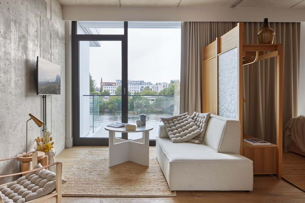 <p>Locke at East Side Gallery.</p>