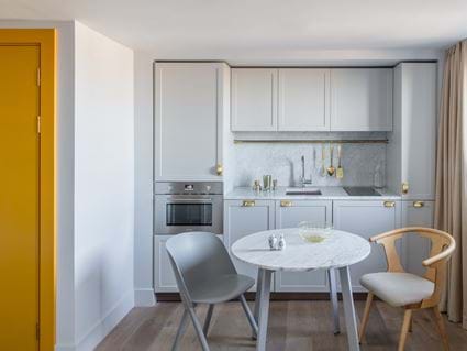 Durchgehende Suite mit einem Schlafzimmer