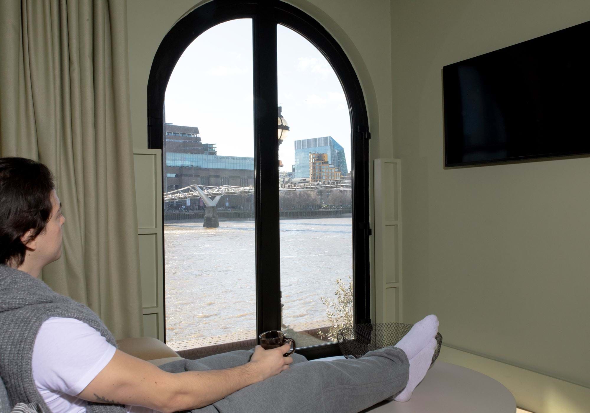 Admirez la vue sur la Tamise.